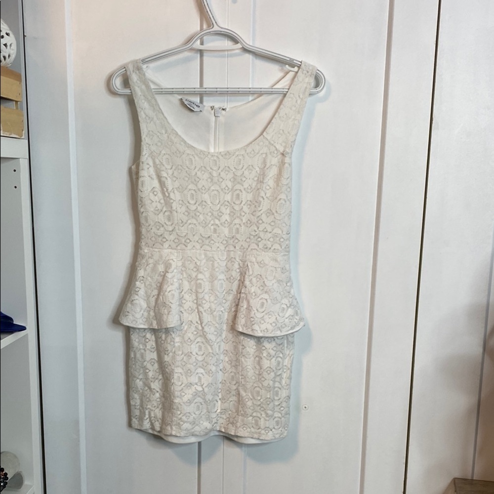 BEBE | Sleeveless Elegant White Lace Peplum Dress - US4 - Perfect for bridal